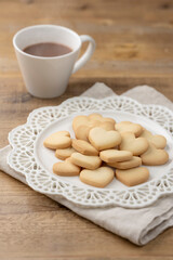 木のテーブルに並ぶ焼き菓子とあたたかいココア