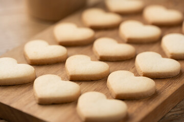 ハート型の手作りクッキーが並ぶカッティングボード