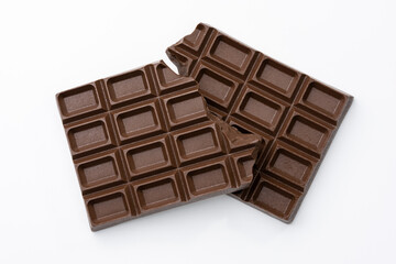 白背景に並べられた割れた板チョコレートの俯瞰