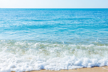 波打ち際の爽やかなマリンブルーの海