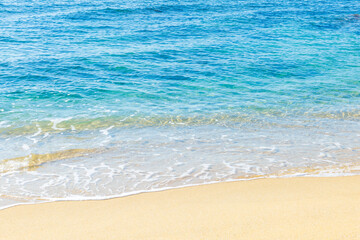 波打ち際の爽やかなマリンブルーの海