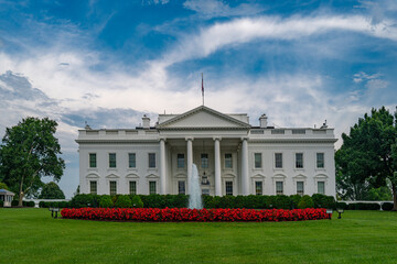 Obraz premium The White House is conic symbol of USA. White House in Washington DC. American presidency residence. Historic home of American presidents. The White House is national symbol. US government center.