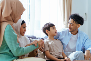 Obraz premium Happy Asian muslim family's portrait in living room.