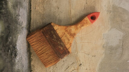 brown wall paint brush that looks dull and rusty