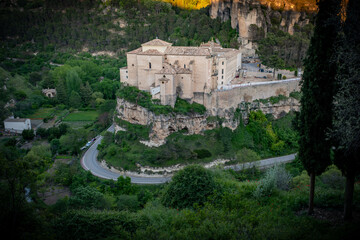 Naklejka premium Vista de la ciudad medieval de Cuenca, situada en los acantilados en España.