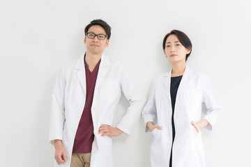 男性医師と女性医師のポートレート