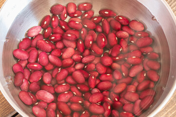 水に浸けた小豆。乾燥小豆であんこを作る準備。