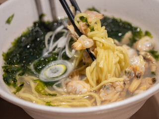 塩ラーメン。海苔とアサリをたくさんトッピングした塩味のらーめん。
