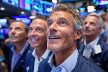 Obraz premium Traders celebrate a significant market rally on the stock exchange floor during trading hours