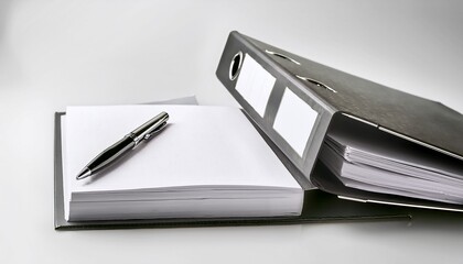 ビジネスシーン、簡素なファイルバインダーと白紙とペン、白い背景でシンプルに仕上げる Generated by AI