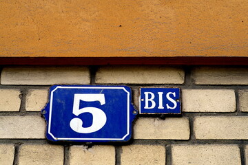 Numéro 5 bis. Plaque de numéro de rue.