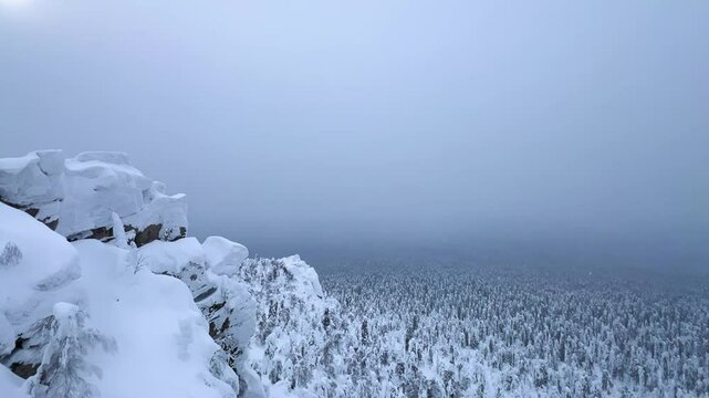 View of the white rocks and the winter forest on Mount Polyud. Lappish spruces on Mount Polyud in the Perm region in winter. In winter, there is a lot of snow and frost on the trees in the Urals. 4К