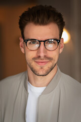 Obraz premium Headshot of a young man looking at the camera and smiling