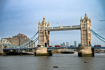 Obraz premium Tower Bridge and HMS Belfast