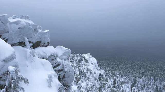View of the white rocks and the winter forest on Mount Polyud. Lappish spruces on Mount Polyud in the Perm region in winter. In winter, there is a lot of snow and frost on the trees in the Urals. 4К