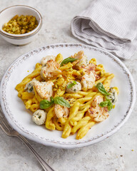 Pasta mit Frischkäse an Safransauce