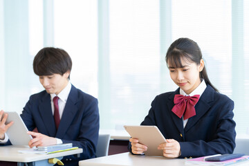 学校で勉強をする高校生　撮影協力：学校法人電波学園東京電子専門学校