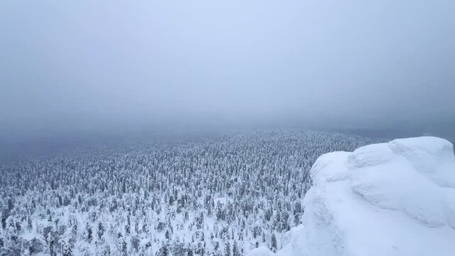 View of the white rocks and the winter forest on Mount Polyud. Lappish spruces on Mount Polyud in the Perm region in winter. In winter, there is a lot of snow and frost on the trees in the Urals. 4К