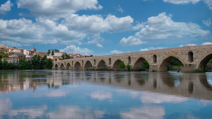 Fototapeta premium Puente medieval estilo románico siglo XIII sobre el río Duero en la ciudad de Zamora, España. Con cielo editado
