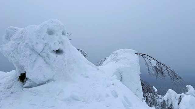 View of the white rocks and the winter forest on Mount Polyud. Lappish spruces on Mount Polyud in the Perm region in winter. In winter, there is a lot of snow and frost on the trees in the Urals. 4К