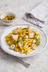 Pasta mit Frischkäse an Safransauce
