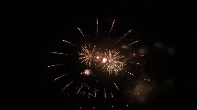 Fuegos artificiales en la noche, pirotecnia. Traca final. Fiestas, celebraciones.