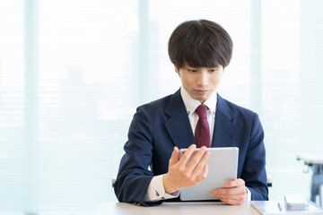 学校で勉強をする高校生　撮影協力：学校法人電波学園東京電子専門学校