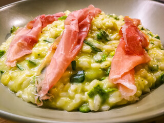 Risotto dish with courgettes and raw ham