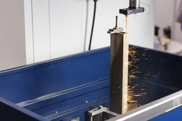 Electrical discharge cutting cnc machine, precision machining with sparks and metal cutting