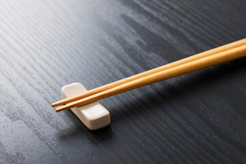 食卓に置いたお箸の和風イメージ　Japanese-style chopsticks on the table