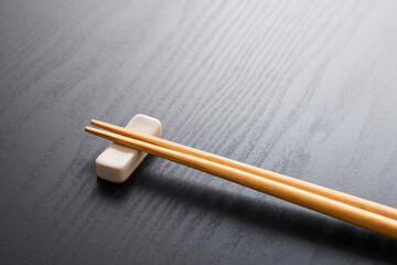 食卓に置いたお箸の和風イメージ　Japanese-style chopsticks on the table