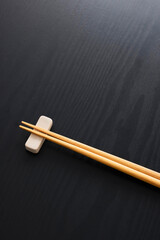食卓に置いたお箸の和風イメージ　Japanese-style chopsticks on the table