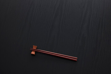 食卓に置いたお箸の和風イメージ　Japanese-style chopsticks on the table