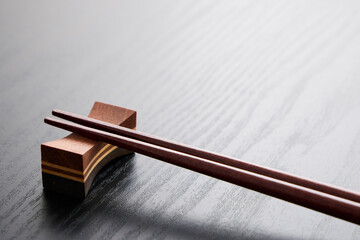 食卓に置いたお箸の和風イメージ　Japanese-style chopsticks on the table