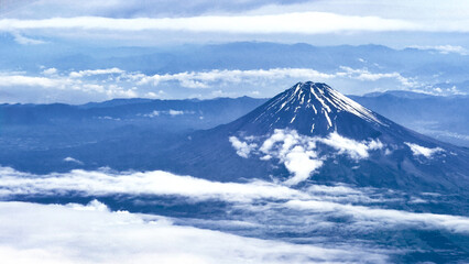日本周遊　低空飛行の飛行機から富士山