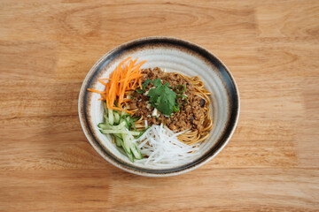 Noodles with minced meat and shredded vegetables