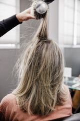 Naklejka premium hairdresser cutting hair