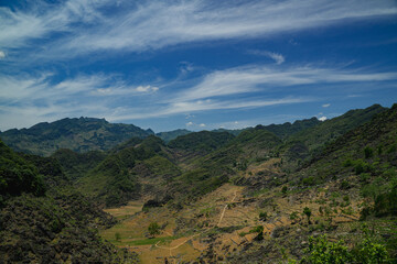 Obraz premium The road winds through the mountain, revealing a scenic landscape where nature meets the sky, turning every mile of the journey into a breathtaking experience.