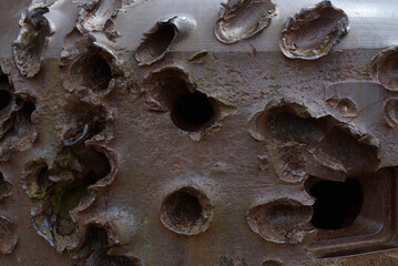 Tourelle 2ème guerre mondiale, trouée d'impacts d'obus