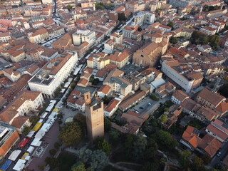Obraz premium Aerial drone view of Rovigo city center, Veneto, showcasing the medieval Donà Tower, ancient castle ruins, and a mix of historic and modern buildings.