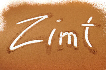 Zimt Text auf weißem Hintergrund gestreut