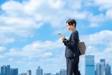 Gordijnen ビジネス　女性　スマホ　青空 © naka