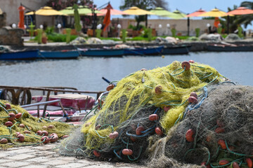 Filets de pêche dans un port en Tunisie