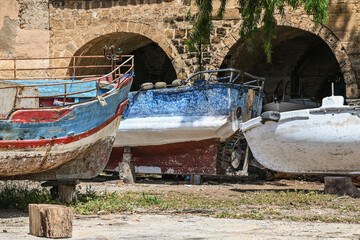 Barques de pêche dans un port en Tunisie