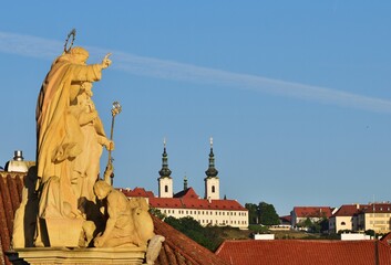 Statuen der Karlsbrücke in Prag mit Strahov Abtei im Hintergrund