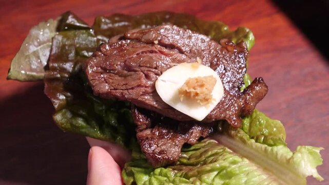Grilled beef on lettuce with garlic