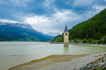 Reschensee mit Kirchturm, Vinschgau, Südtirol, Italien