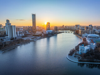 Obraz premium Yekaterinburg aerial panoramic view in spring at sunset. Yekaterinburg city and pond in spring or autumn.