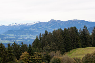 Fototapeta premium Breathtaking panoramic view from the Pfänder mountain in showcasing the majestic snow-capped Alps stretching across the horizon