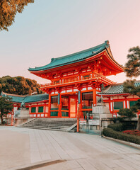 Fototapeta premium Beautiful Japanese shrine with vibrant architecture during sunset in Kyoto